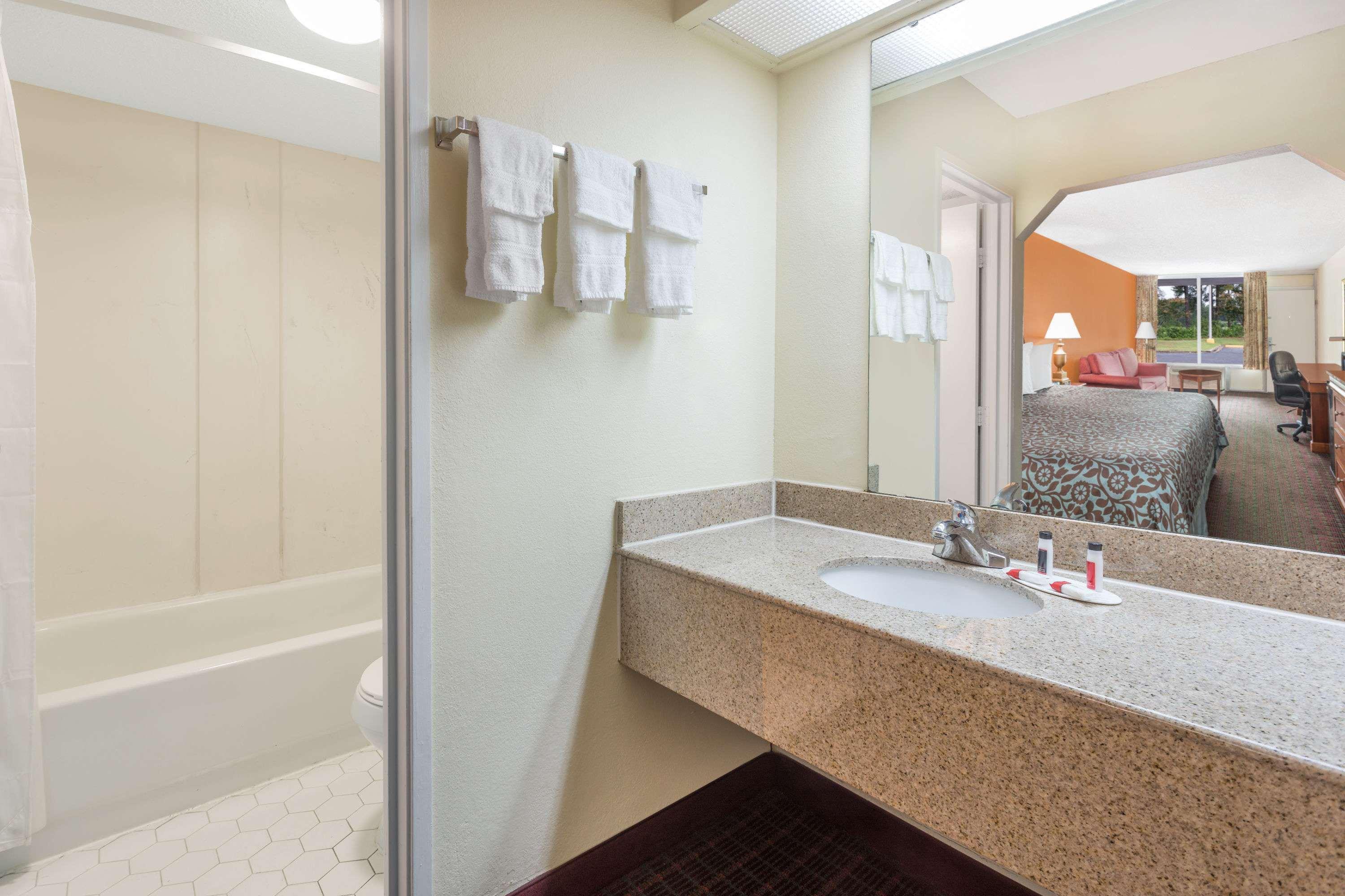 Days Inn By Wyndham Orangeburg South Экстерьер фото