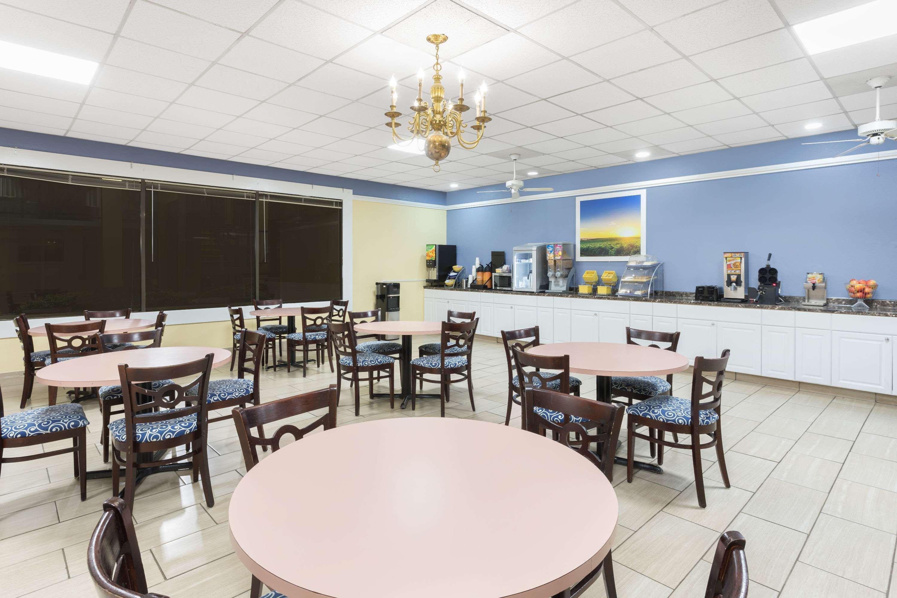 Days Inn By Wyndham Orangeburg South Экстерьер фото
