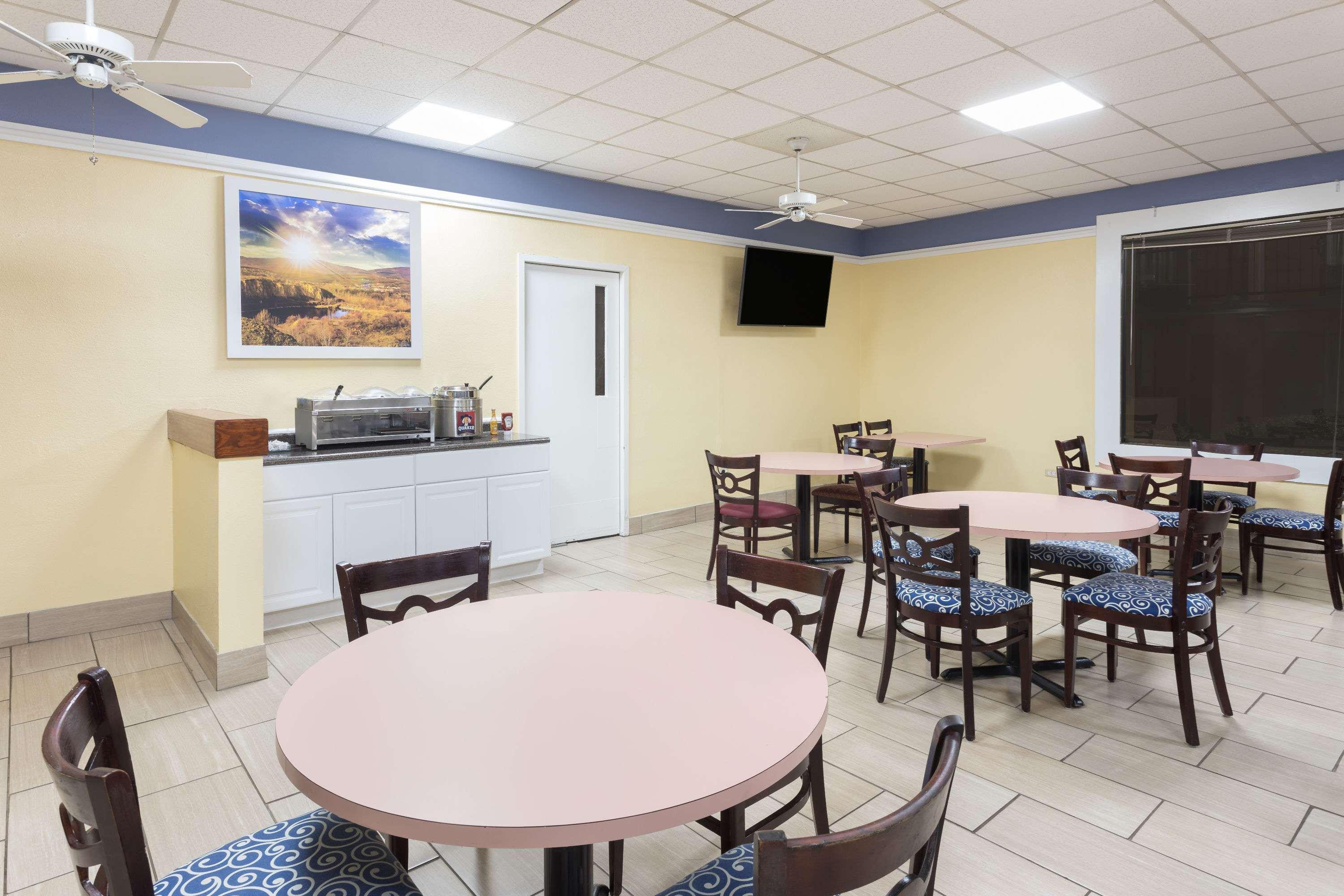 Days Inn By Wyndham Orangeburg South Экстерьер фото